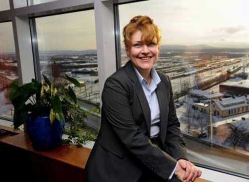 بانو مینو اختر‌زند، مقیم سوئد