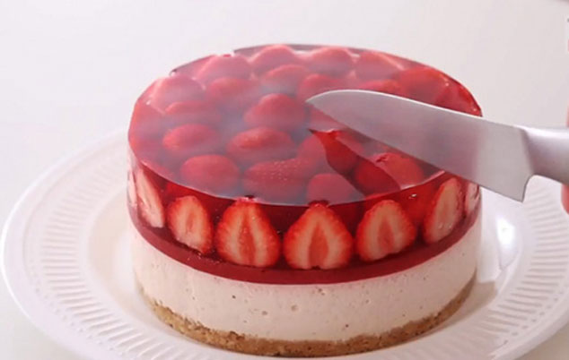 طرز تهیه چیزکیک با توت فرنگی