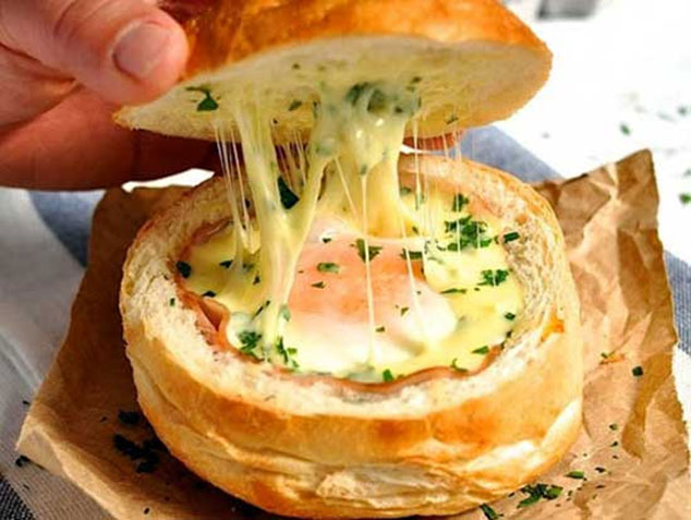 تخم مرغ و پنیر موزارلا