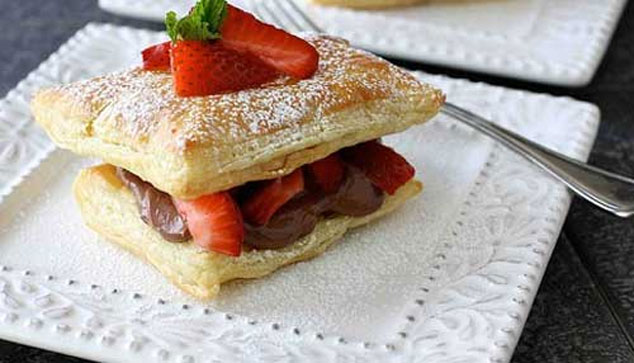 شیرینی ناپلئونی متفاوت با طعم توت‌فرنگی