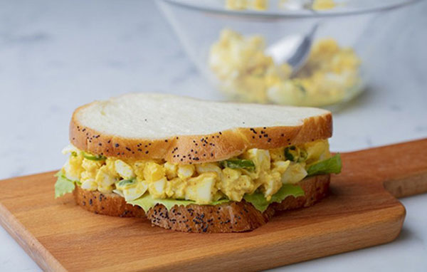 ساندویچ سالاد تخم‌مرغ