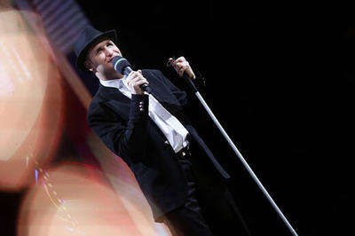 اجرای زیبا و تاثیرگذار خواننده و نوازنده نابینا در عصر جدید