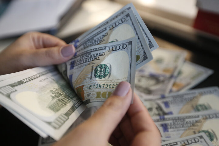 سقوط ۲ هزار تومانی قیمت دلار در بازار آزاد