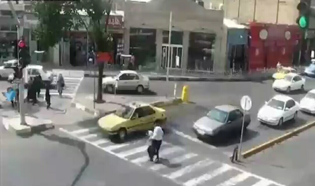 کول گرفتن یک کم توان در چهار راه توسط جوان شیرازی