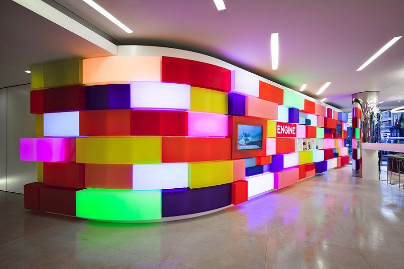 پلکسی چیست و چگونه جایگزین شیشه شد