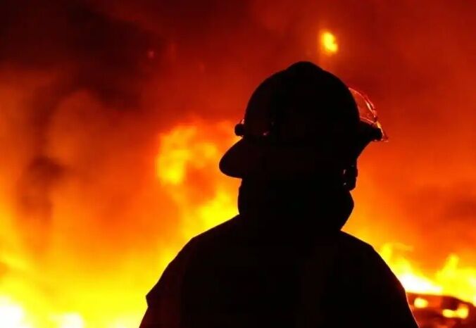 انفجار و آتش سوزی در مغازه باطری‌ سازی