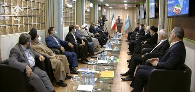 ترتیب صندلی نخستین مناظره نامزدها و پاسخ دادن آنها به سؤالات بر اساس قرعه‌کشی مشخص شد