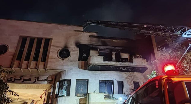 پاساژی قدیمی در خیابان جمهوری تهران طعمه آتش شد