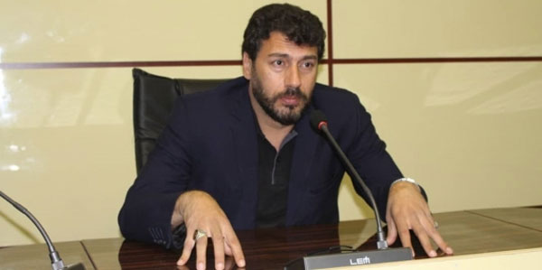 گفتگو با کیوان ظهرابی هنرمندی که تا کنون آثار بسیاری را به روی صحنه برده است