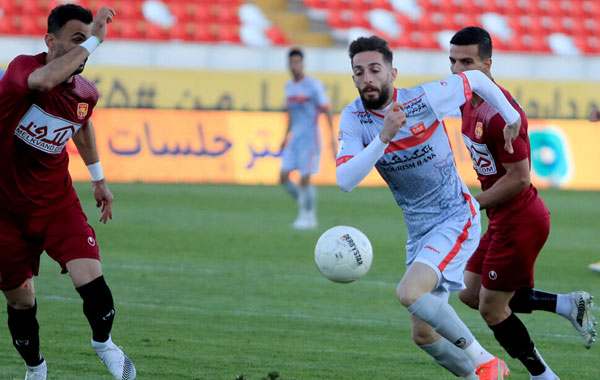 توقف پرسپولیس در مشهد و هدیه پدیده به استقلال