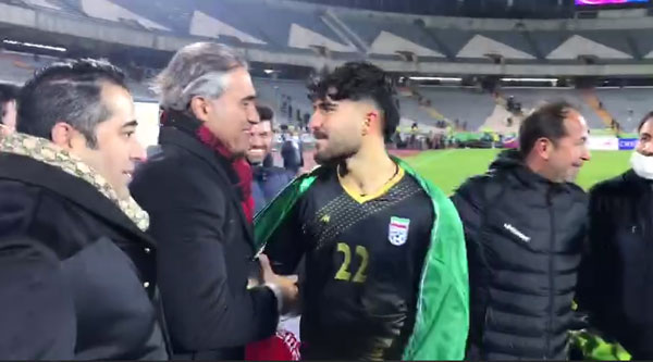 بوسه به دست پدر؛ رقیب گل صعود به جام جهانی
