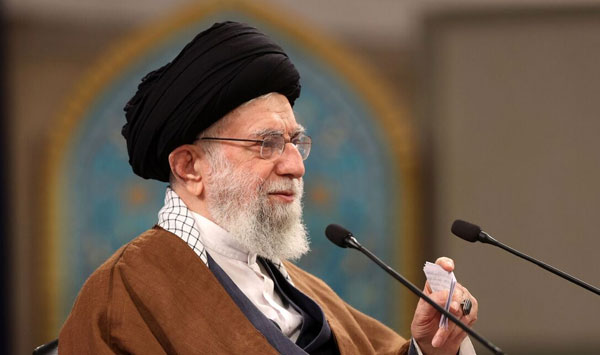 کسی که زندگی اشرافی دارد یا دم از تسلیم می‌زند نمی‌تواند به انقلاب پایبند باشد