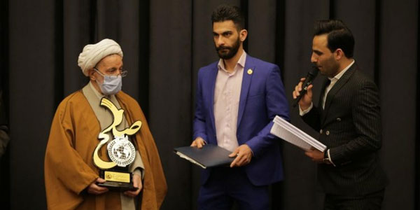 نشان صلح نخبگان بنا بر فعالیت های صورت گرفته به حسین صنوبر اعطا شد