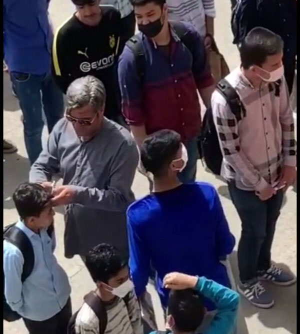 واکنش آموزش‌ و پرورش به قیچی کردن موی سر دانش‌آموزان در یک مدرسه