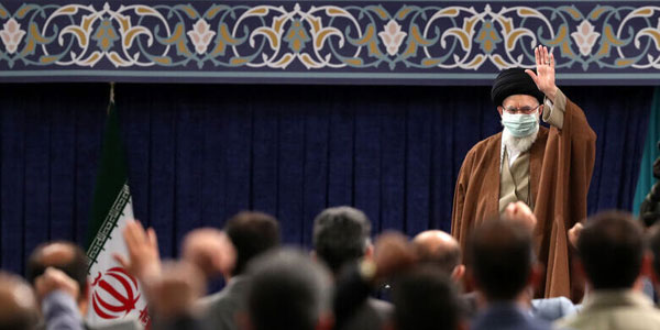 کارگران در صف مقدم مقابله با سیاست دشمن برای از کار انداختن تولید کشور ایستادند