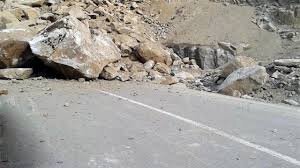 ریزش کوه در جاده چالوس / محور همچنان بسته است