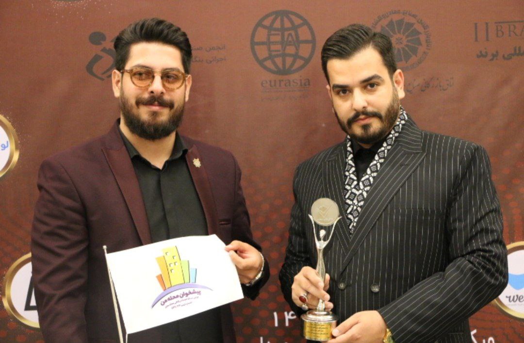 اهدای تندیس نشان منتخب به مدیرعامل شرکت پیشخوان محله من