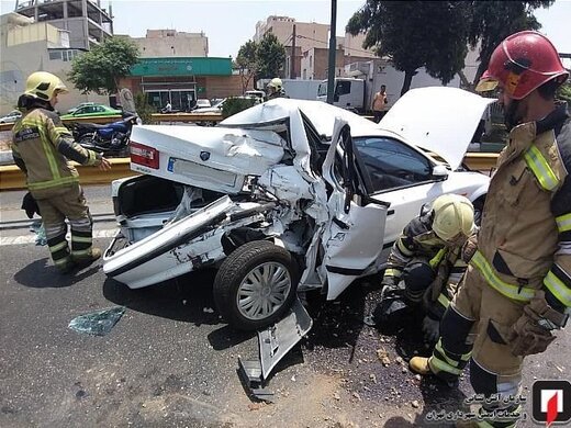 حبس ۲ مرد میانسال در سمند متلاشی شده/ تصاویر