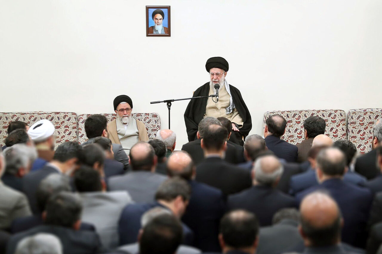 تنها راه‌ حل مشکلات، پایبندی به مبانی انقلاب است / وظیفه وزارت اطلاعات، همکاری با دولت‌ها