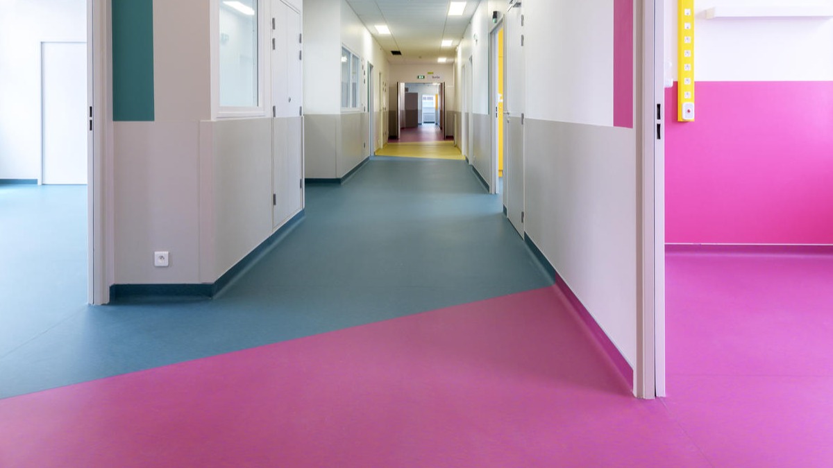 چگونه کفپوش بیمارستانی در طراحی استاندارد مراکز درمانی نقش کلیدی دارد؟