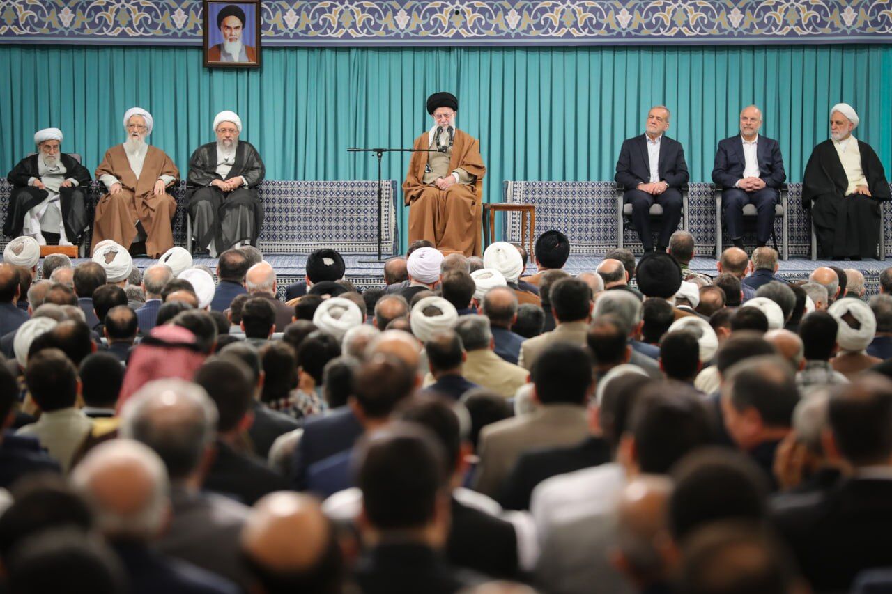 رهبر معظم انقلاب: اتحاد دنیای اسلام، تنها راه ایستادگی در مقابل باج‌ طلبی قدرت‌ های بزرگ