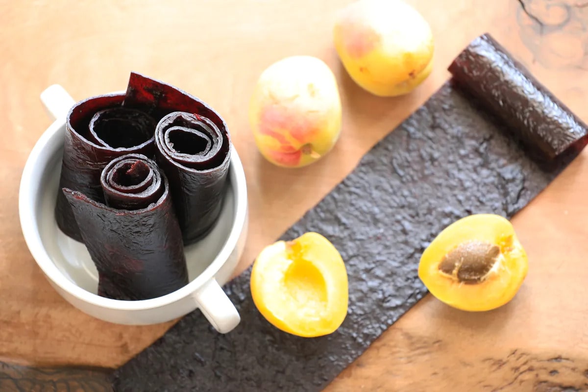 ۱۰ ترفند برای رسیدن به بافت نرم لواشک خانگی سالم و بدون کپک