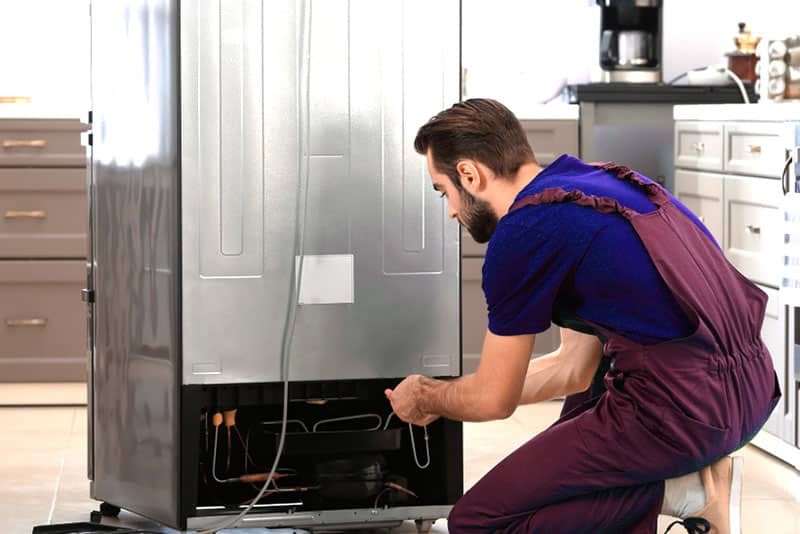 چگونه می‌توانم تعویض قطعات مربوط به نشتی آب در یخچال استیلون را انجام دهم؟