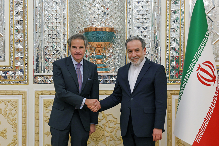 عراقچی خطاب به گروسی: آژانس در قبال تهدید علیه تاسیسات هسته‌ای ایران موضع جدی بگیرد